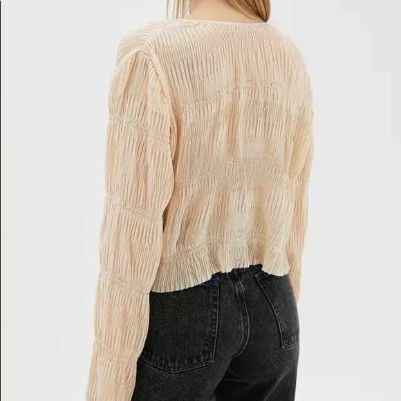 Urban Outfitters UO Aliyah Plisse Cream Pleated Button Down Top Large - Picture 3 of 8